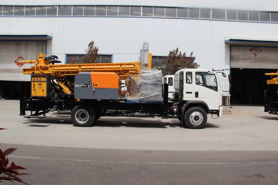 Camion monté sur un puits hydraulique